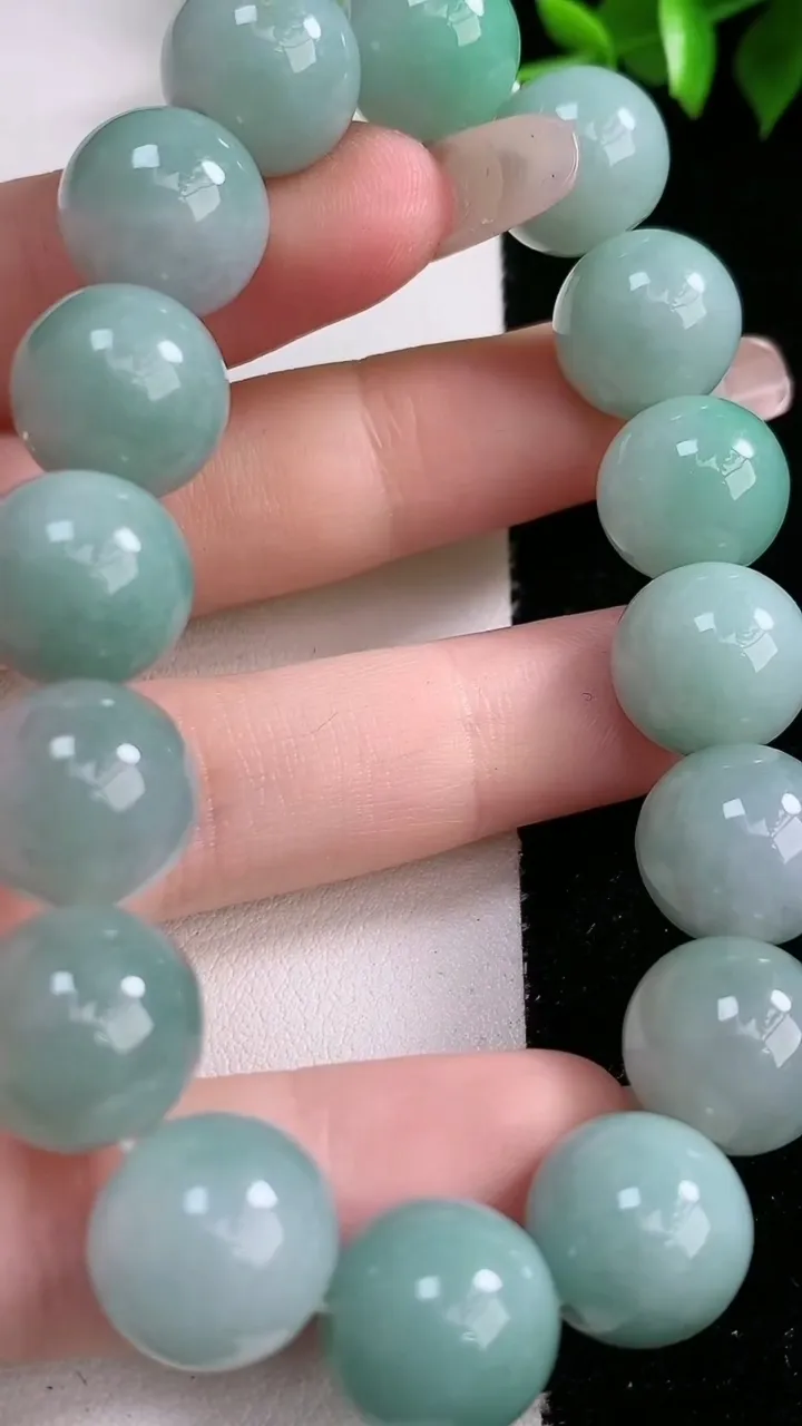 天然A货翡翠圆珠手串，尺寸13，重:58.19g1月31日
工厂直销收藏佳品,种好水足，色泽均匀，有种有色，上手高大气！