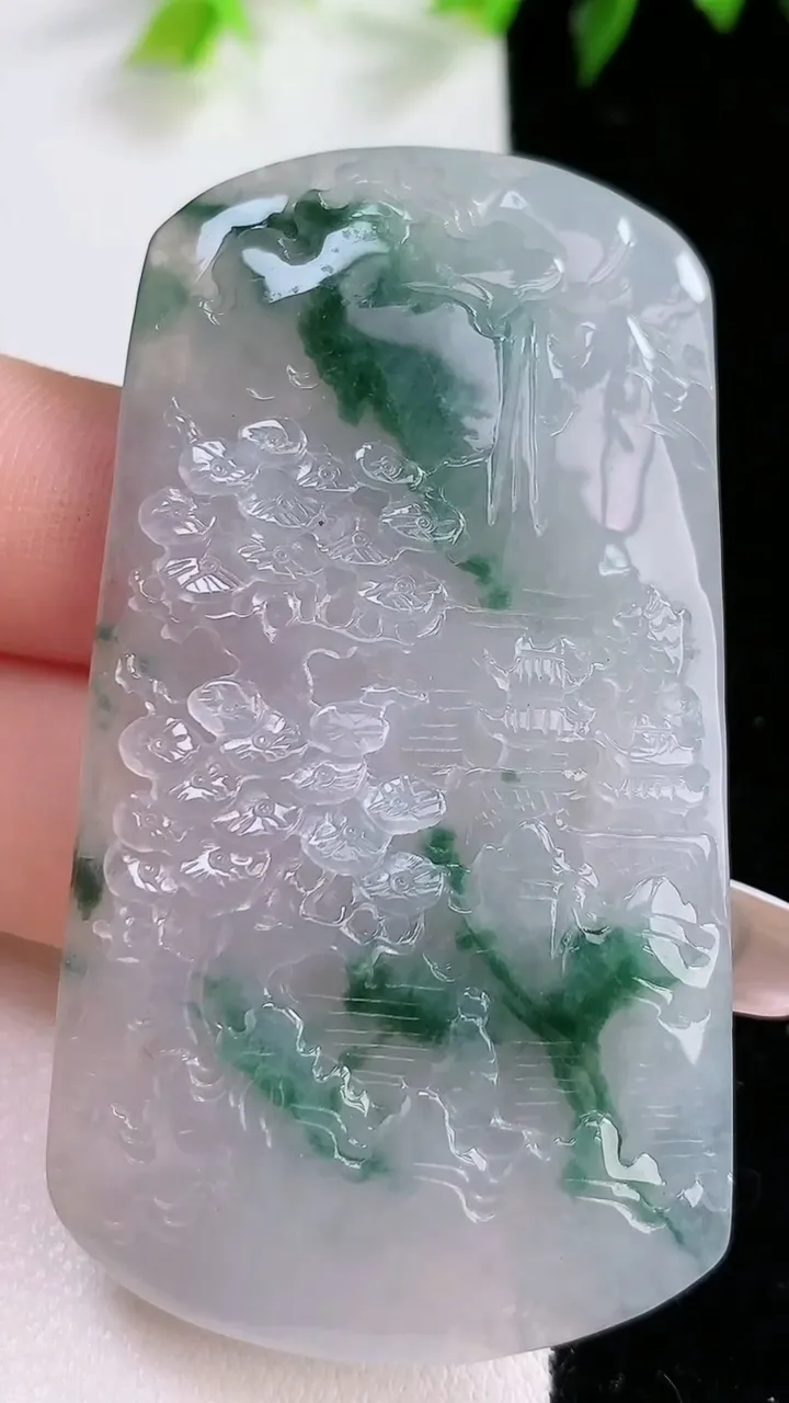 天然A货翡翠牌吊坠，尺寸63-34-6，重:33.85g
1月31日