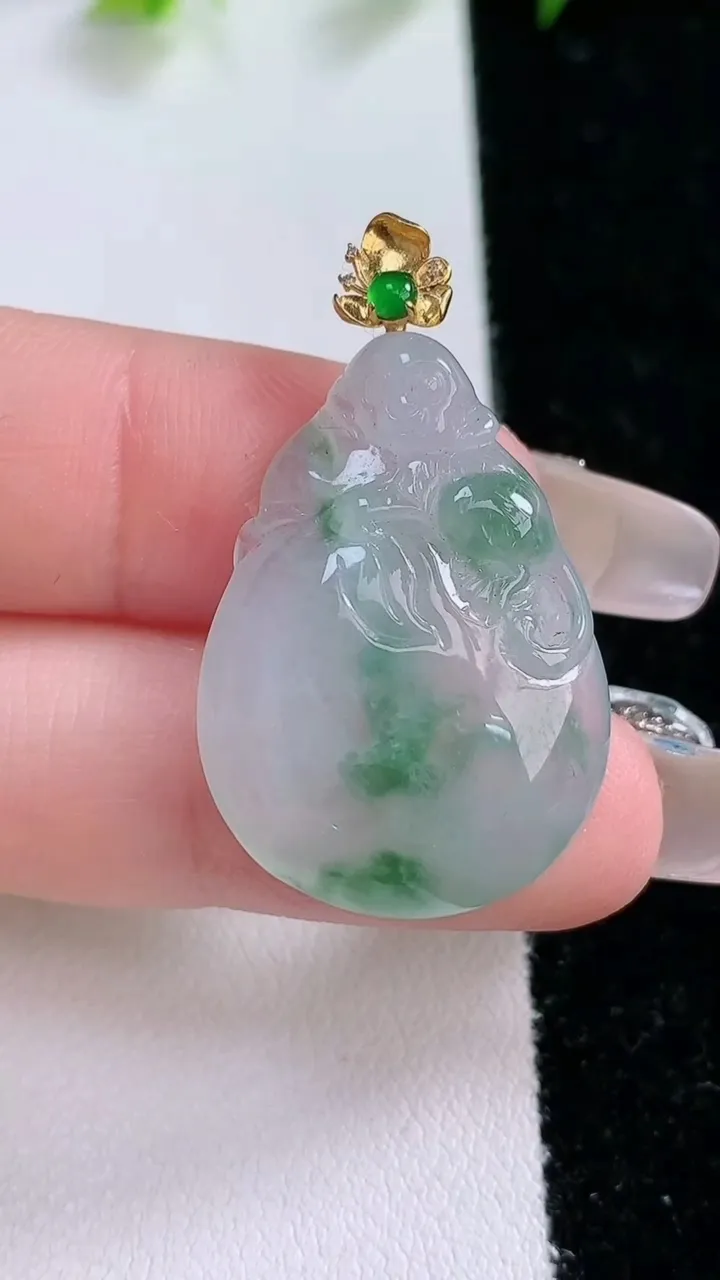 天然A货翡翠种飘花寿桃吊坠，尺寸26.6-20.6-5.6，重量:6.45g
1月31日