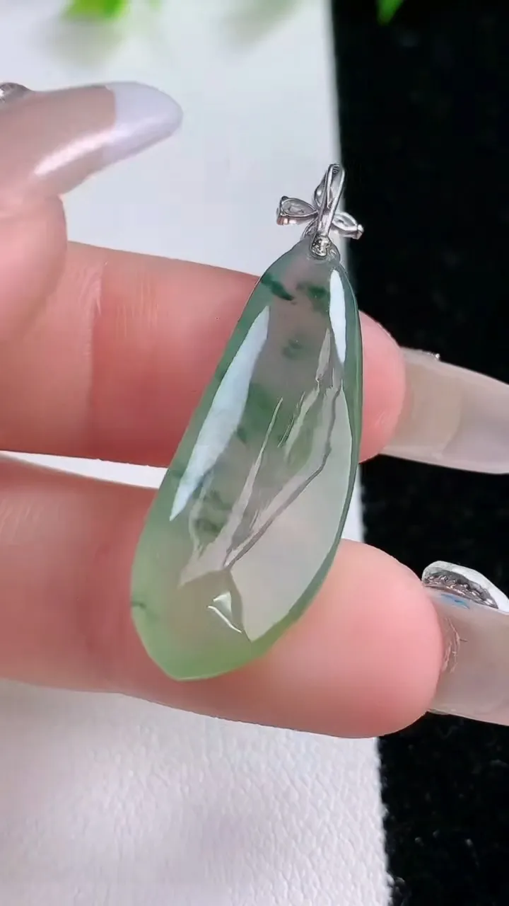 天然A货翡翠种飘花福瓜吊坠，尺寸30-11.7-6，重量:4.34g
1月31日