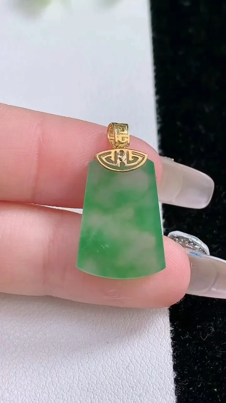 天然A货翡翠无事牌吊坠，尺寸20.6-14-2.5，重量:2.27g
1月31日