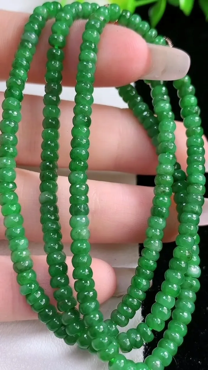 天然A货翡翠算盘珠项链，尺寸4，重:18.80g1月31日
工厂直销收藏佳品,种好水足，色泽均匀，有种有色，上手高大气！