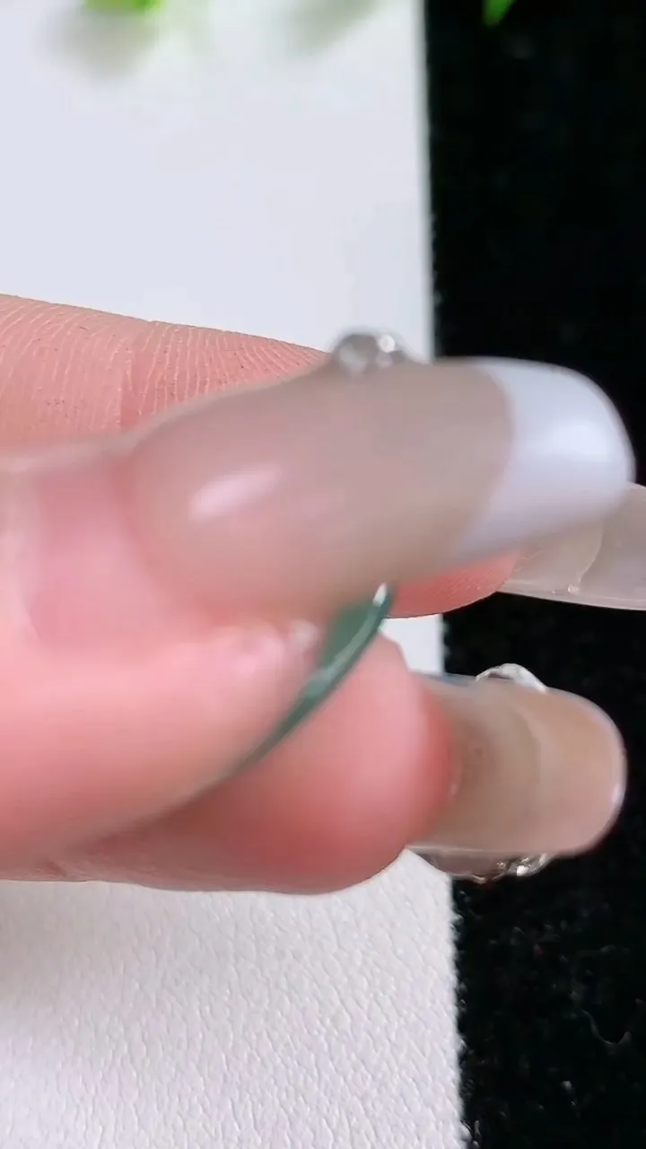 天然A货翡翠平安扣吊坠，尺寸23.3-5.3，重:5.45g
1月31日