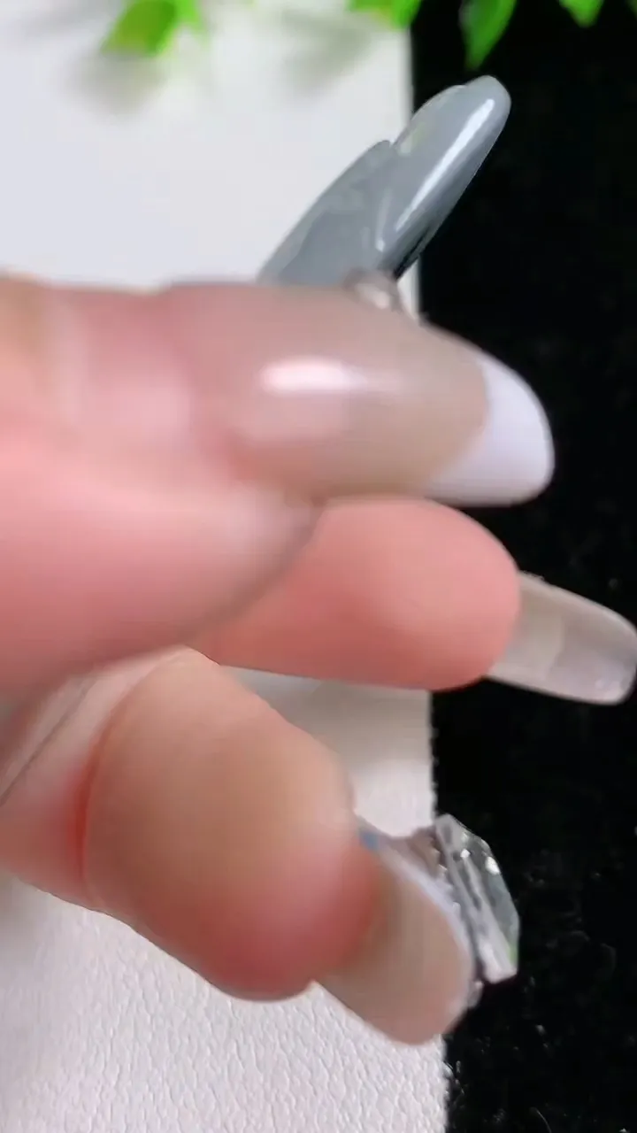 天然A货翡翠牌吊坠，尺寸63-34-6，重:33.85g
1月31日