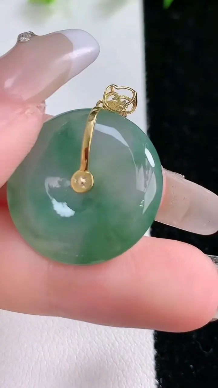 天然A货翡翠平安扣吊坠，尺寸23.3-5.3，重:5.45g
1月31日