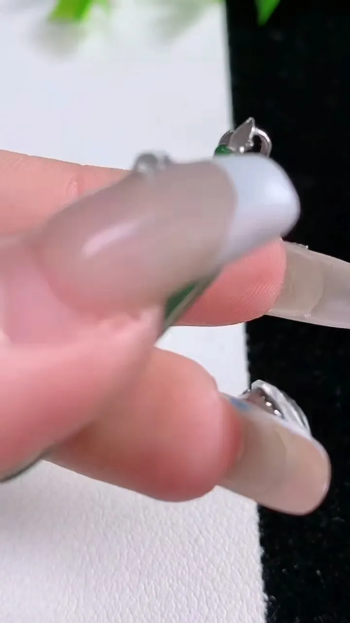 天然A货翡翠金枝玉叶 叶子吊坠，尺寸33.5-20.2-2.8，重量:4.837g
1月31日