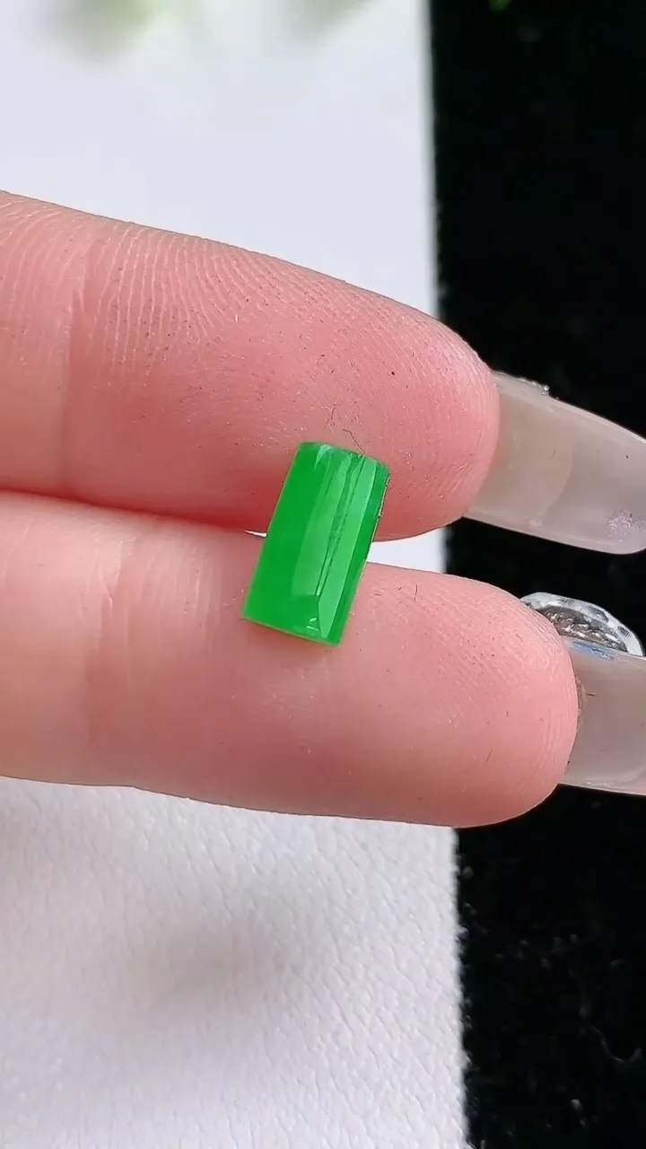 天然A货翡翠马鞍戒面，尺寸9.6-5.2-2.4，重:0.28g
1月31日
