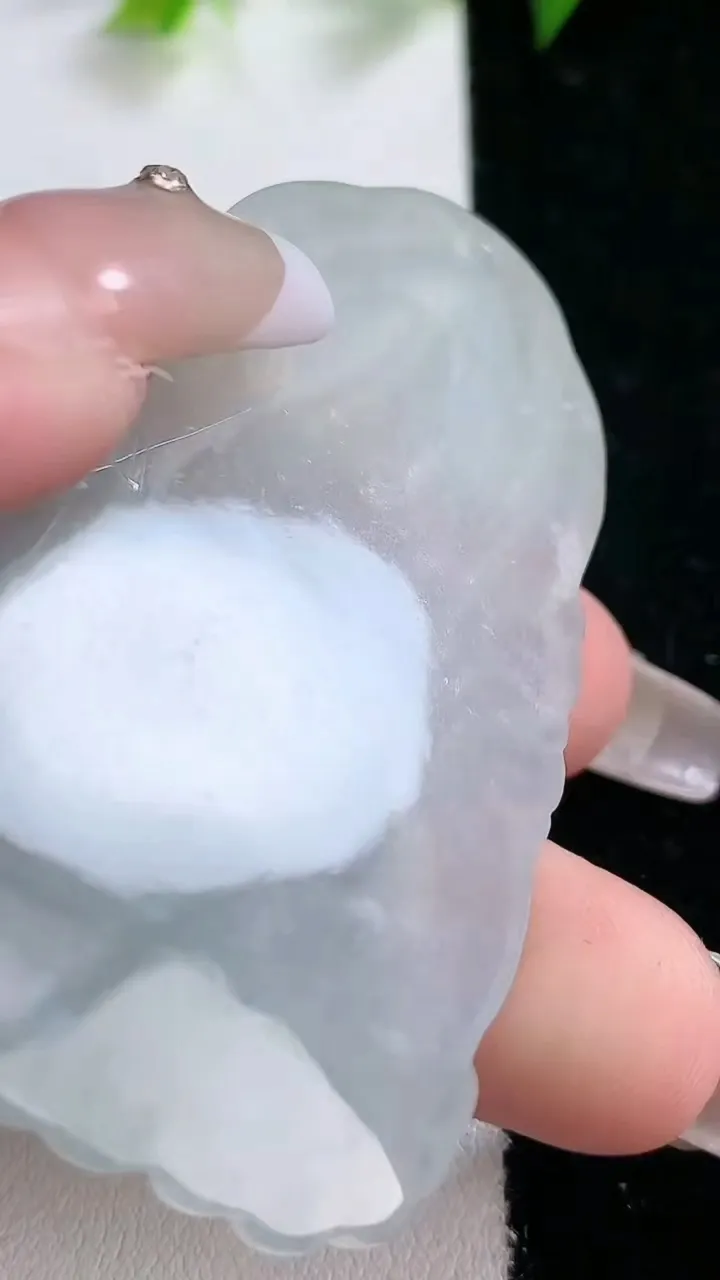 天然A货翡翠白冰大势至观音菩萨吊坠，尺寸61.4-38.8-5.9，重:26.48g
1月31日