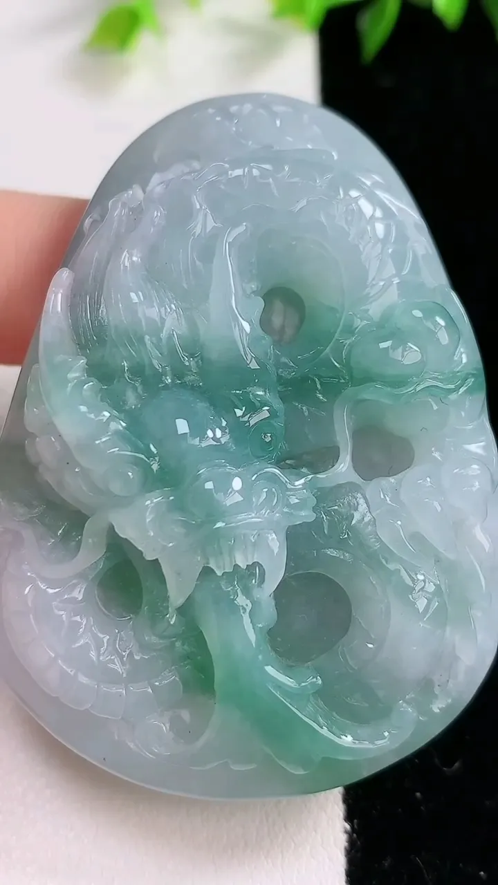 天然A货翡翠龙牌吊坠，尺寸61.6-44.4-16.1，重:65.14g
1月31日