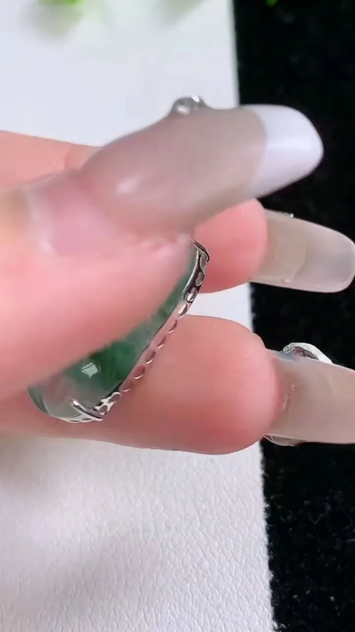 天然A货翡翠种飘花金枝玉叶 叶子吊坠，尺寸22-15.3-5.6，重量:3.65g
1月31日