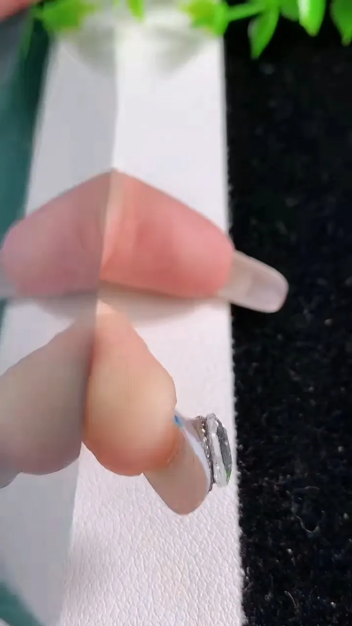 天然A货翡翠龙牌吊坠，尺寸85-45-7，重:73.65g
1月31日