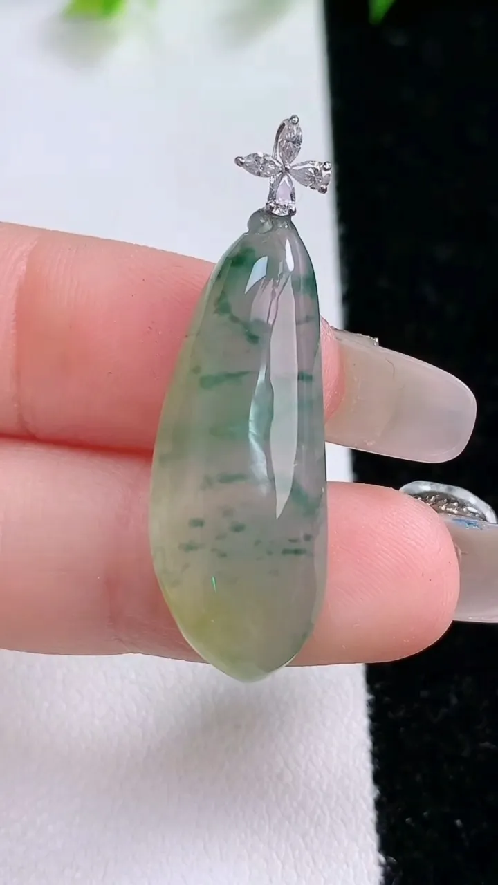 天然A货翡翠种飘花福瓜吊坠，尺寸30-11.7-6，重量:4.34g
1月31日