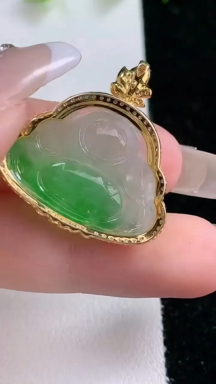 天然A货翡翠佛公吊坠，尺寸27-26.3-8.2，裸石17.2-24重量:4.74g
1月31日