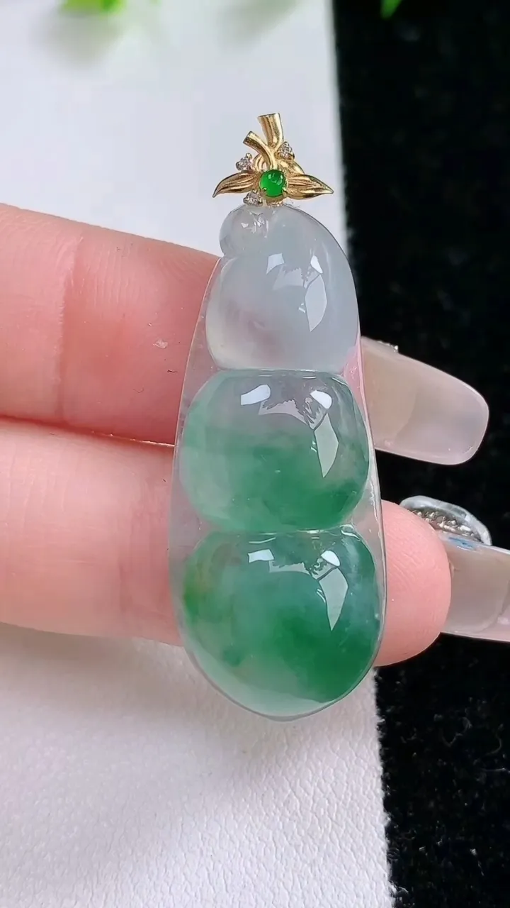 天然A货翡翠种飘花福豆吊坠，尺寸36.5-15.4-5.6，重量:6.23g
1月31日