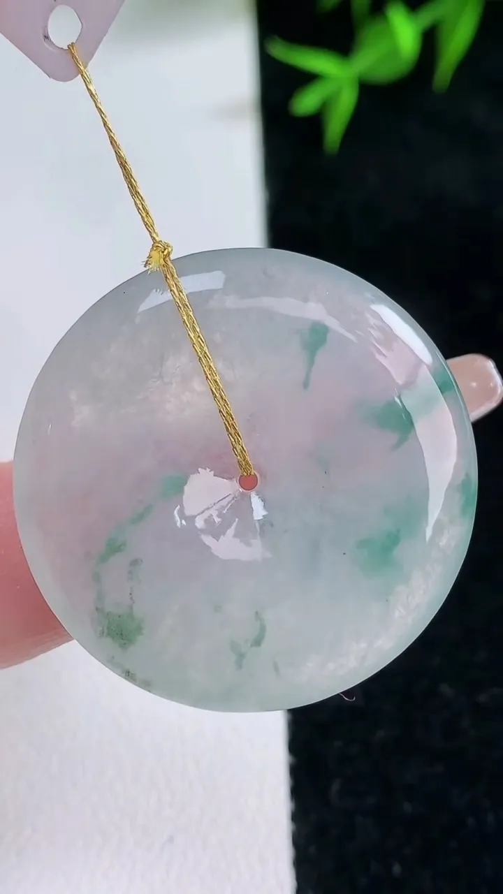 天然A货翡翠冰种飘花平安扣吊坠，尺寸31.4-5.2，重量:11.73g
1月31日