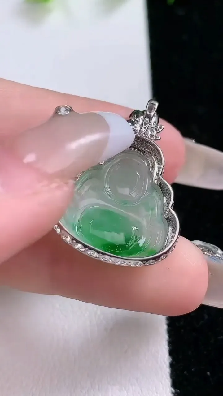 天然A货翡翠佛公吊坠，尺寸26.8-20-7.2，17.4-17重量:2.95g
1月31日