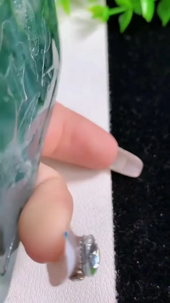 天然A货翡翠飘花山水牌吊坠，尺寸 77.8-49-7，重: 71.03g
1月31日