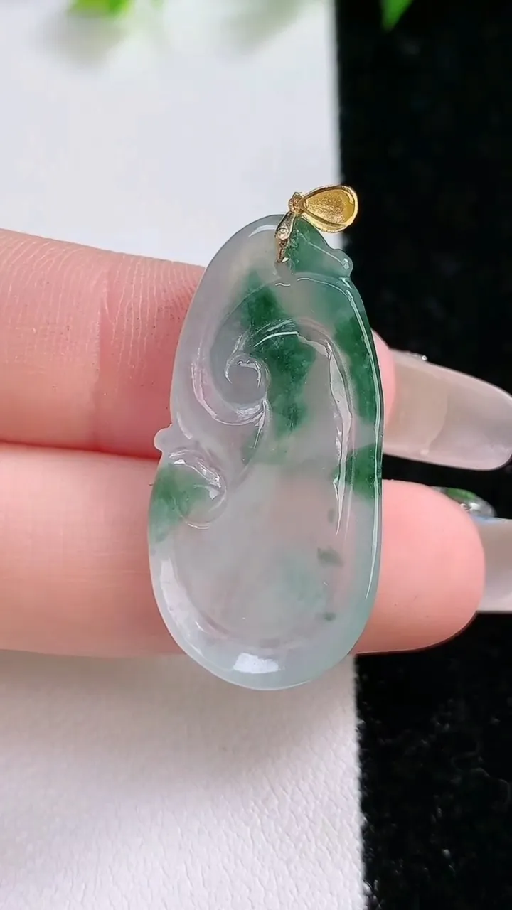 天然A货翡翠种飘花如意吊坠，尺寸33-16-5.2，重:4.77g
1月31日