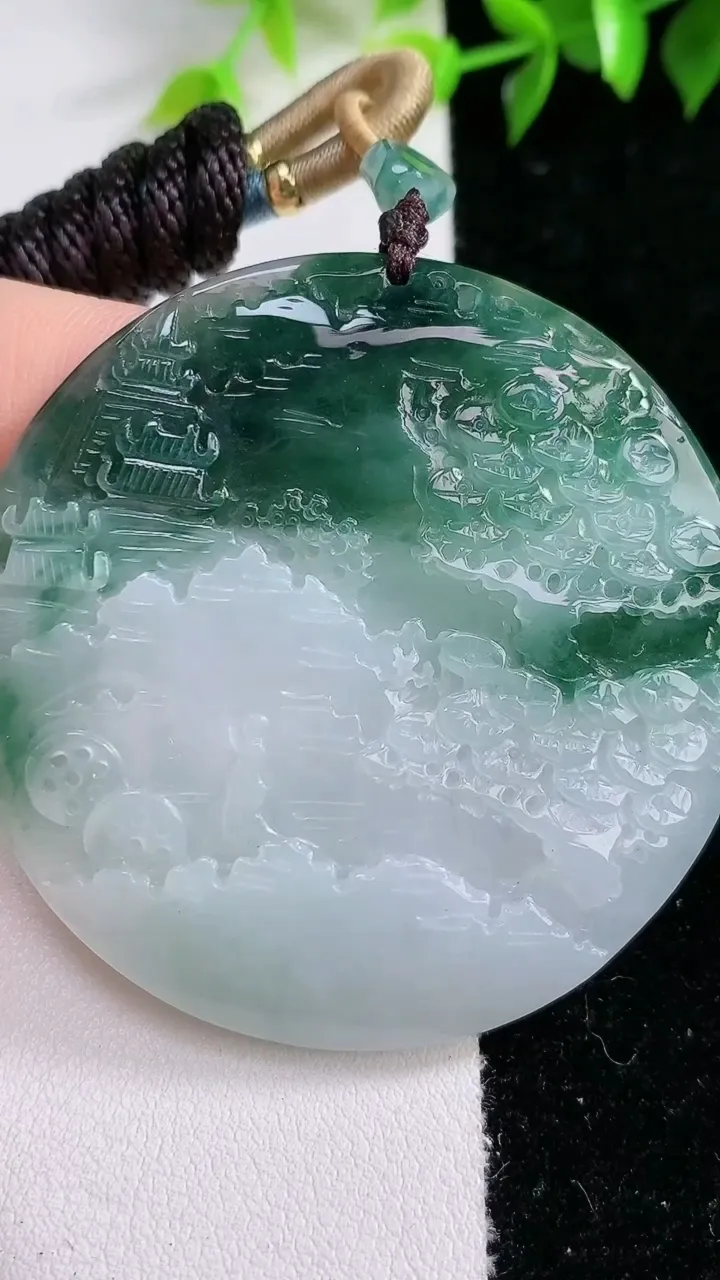 天然A货翡翠牌吊坠，尺寸54-6，重:41.40g
1月31日