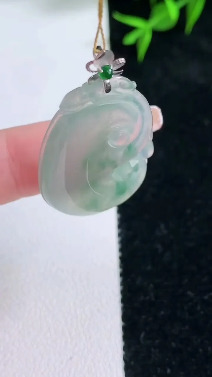 天然A货翡翠种飘花如意吊坠，尺寸32.2-20.7-4，重量:5.81g
1月31日