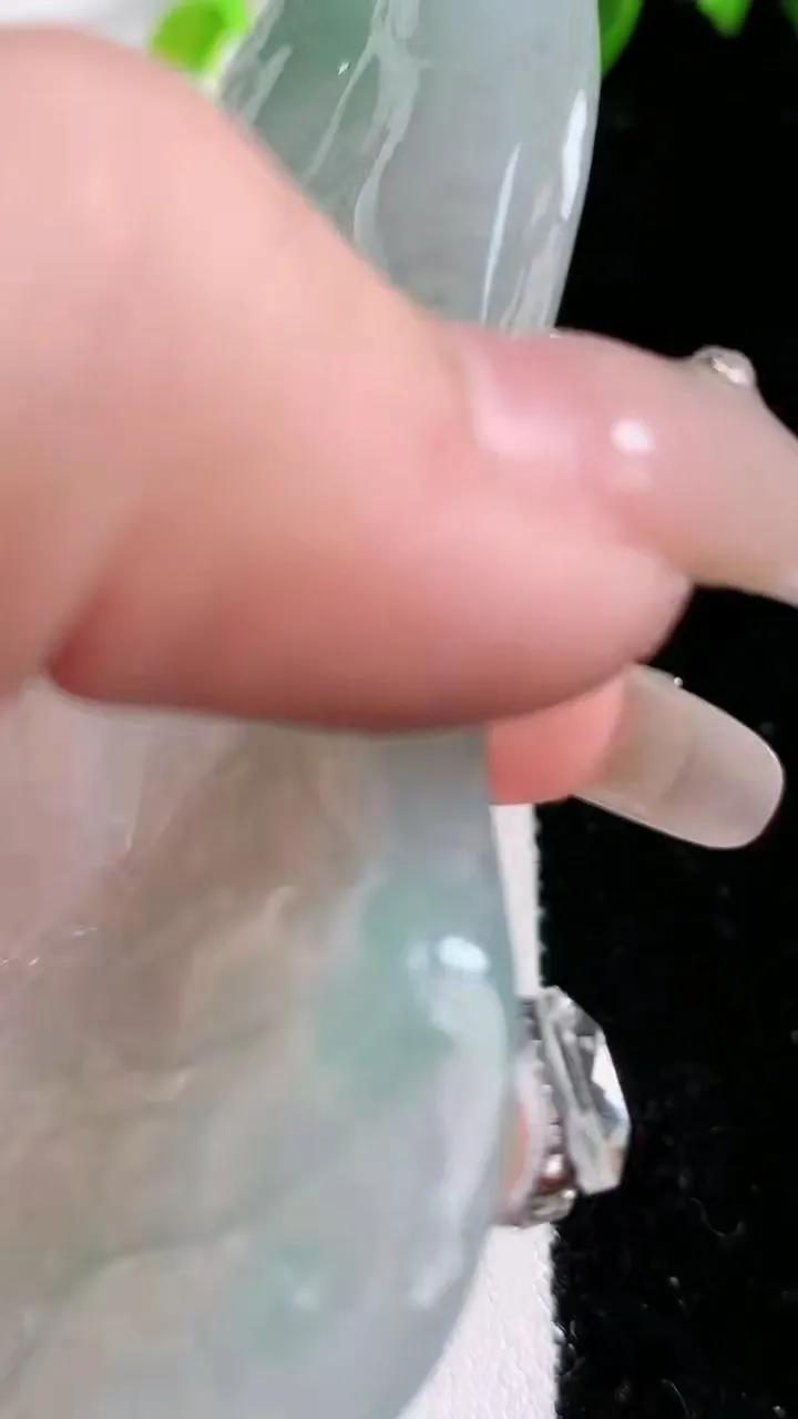 天然A货翡翠普贤菩萨吊坠，尺寸83-40.3-5.4，重:37.72g
1月31日