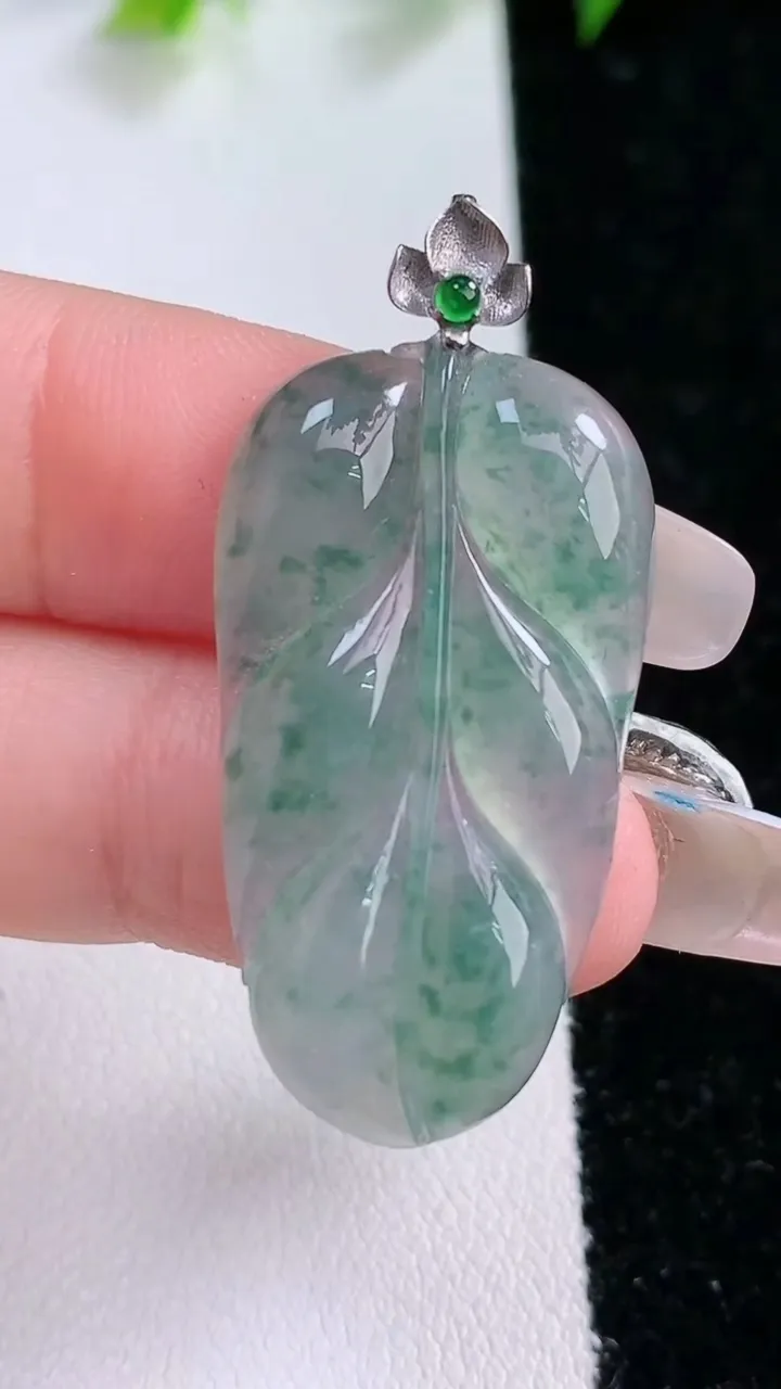 天然A货翡翠种飘花金枝玉叶 叶子吊坠，尺寸34-19-3.8，重量:5.30g
1月31日