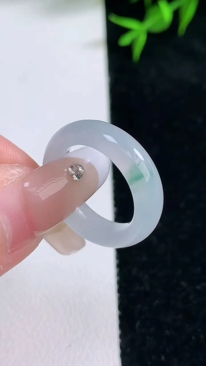 天然A货翡翠冰种飘花指环戒指，尺寸16.2-5-3，重量:3.40g2026年1月31日
工厂直销收藏佳品,种好水足，色泽均匀，有种有色，上手高大气！