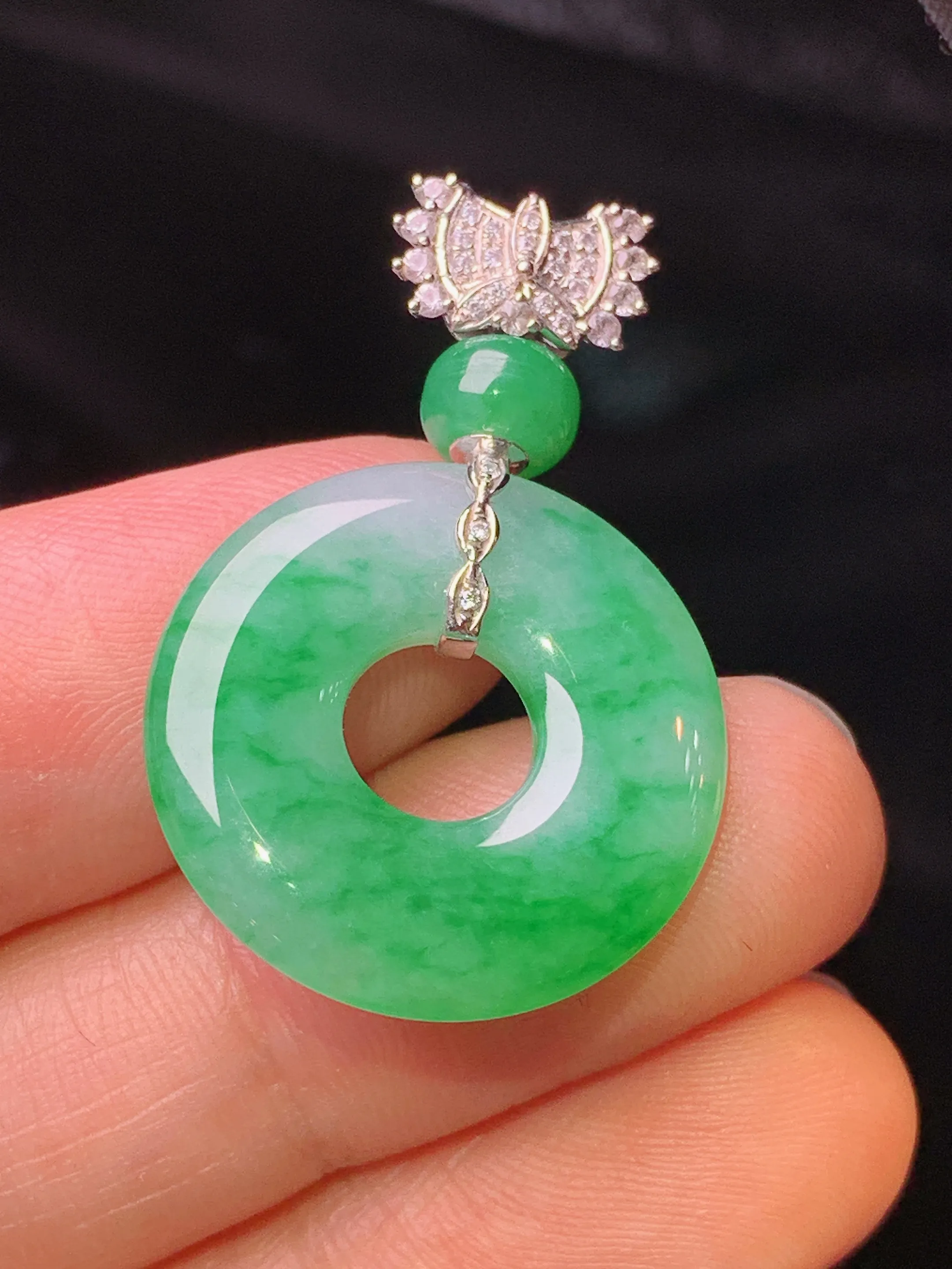 18k金钻镶嵌翠绿平安环吊坠 玉质细腻 色泽清新艳丽 整体尺寸31.6*20.7*3.6