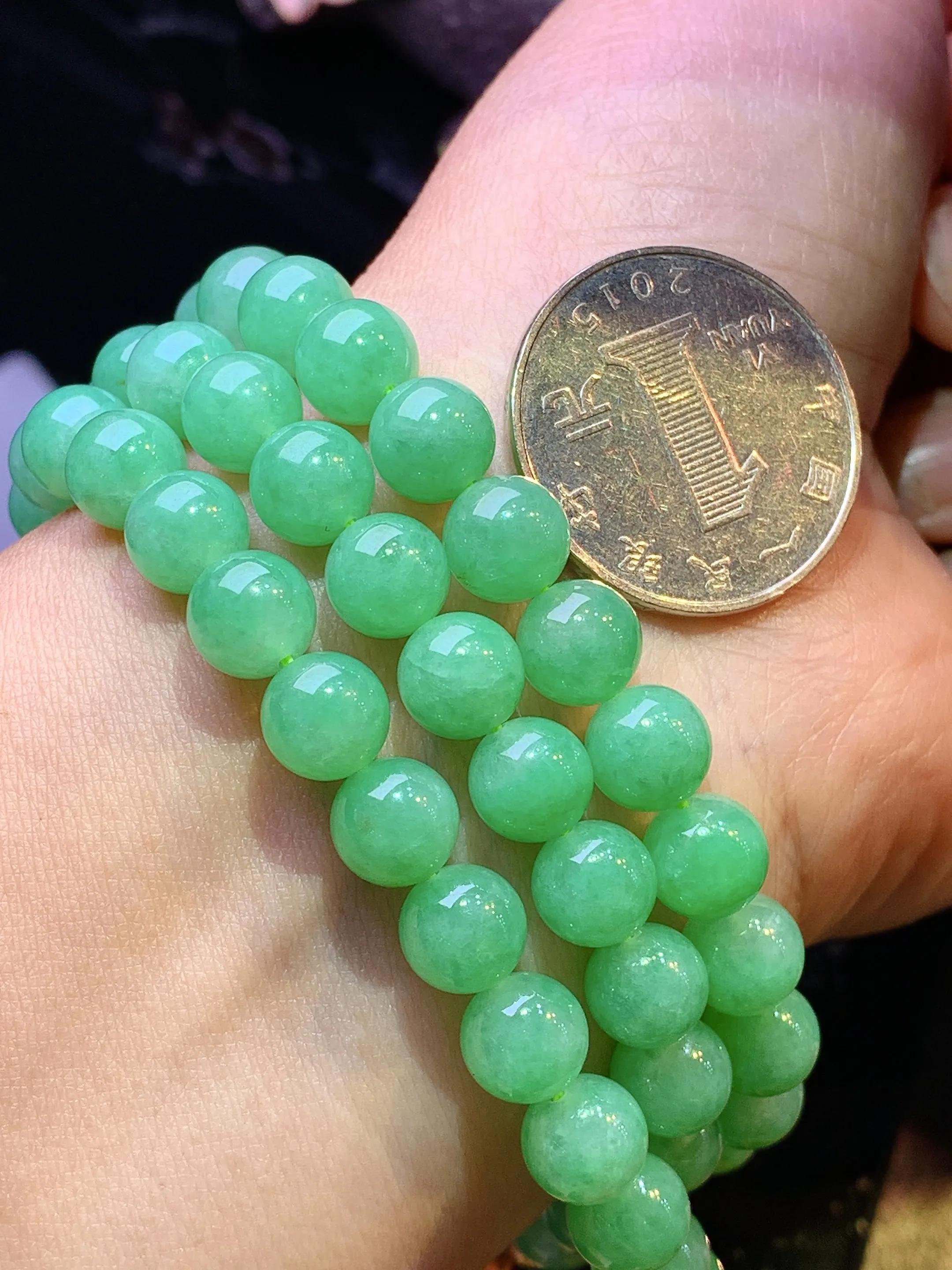 翠绿圆珠项链 玉质细腻 色泽清新艳丽 整体尺寸7.8