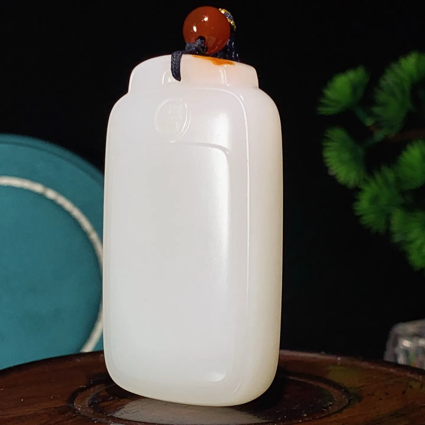 新疆和田玉羊脂白平安无事牌挂件。尺寸58/33/13重60.6克 无裂无杂 玉质细腻油润 底色纯净 脂粉好，品质好。lt251231