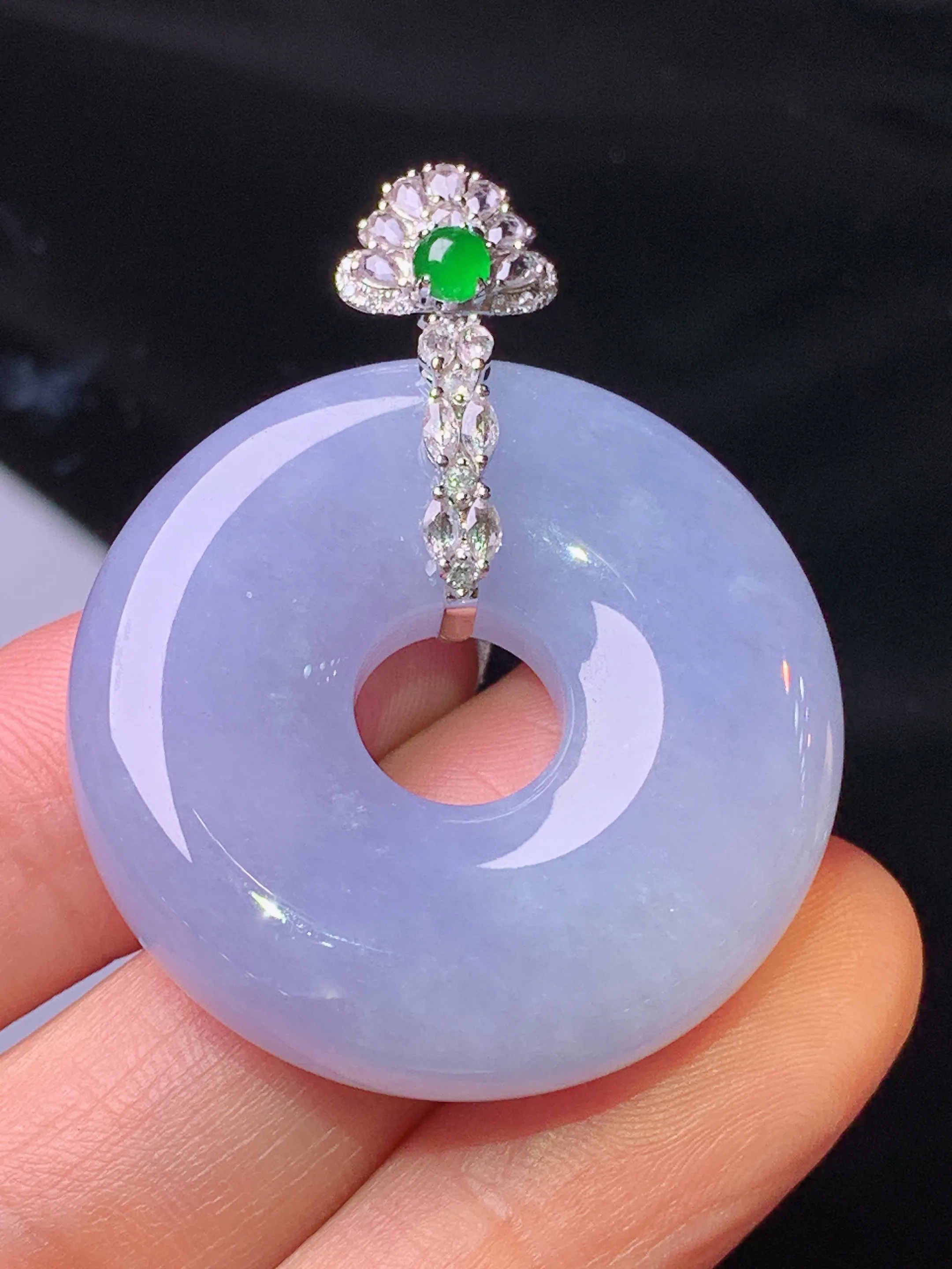 18k金钻镶嵌紫罗兰平安环吊坠 玉质细腻 色泽清新艳丽 整体尺寸42.6*33.7*8.3