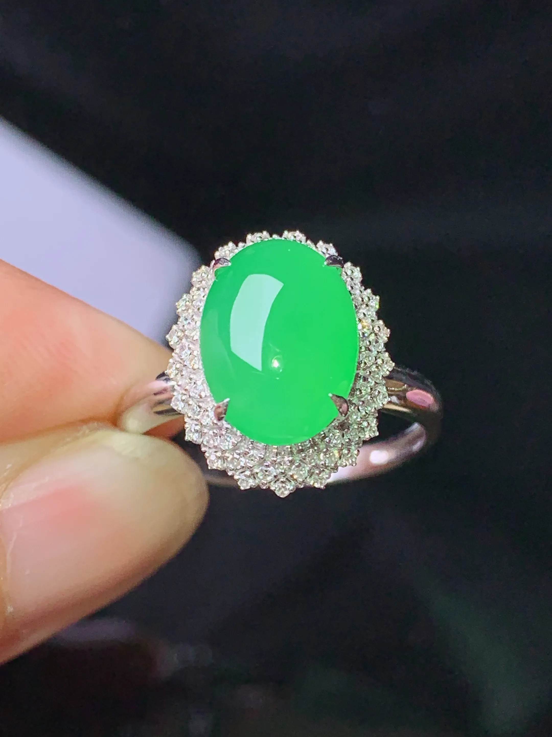 18k金钻镶嵌翠绿蛋面戒指 玉质细腻 色泽清新艳丽 圈口13.5 整体尺寸14.6*12*9.6