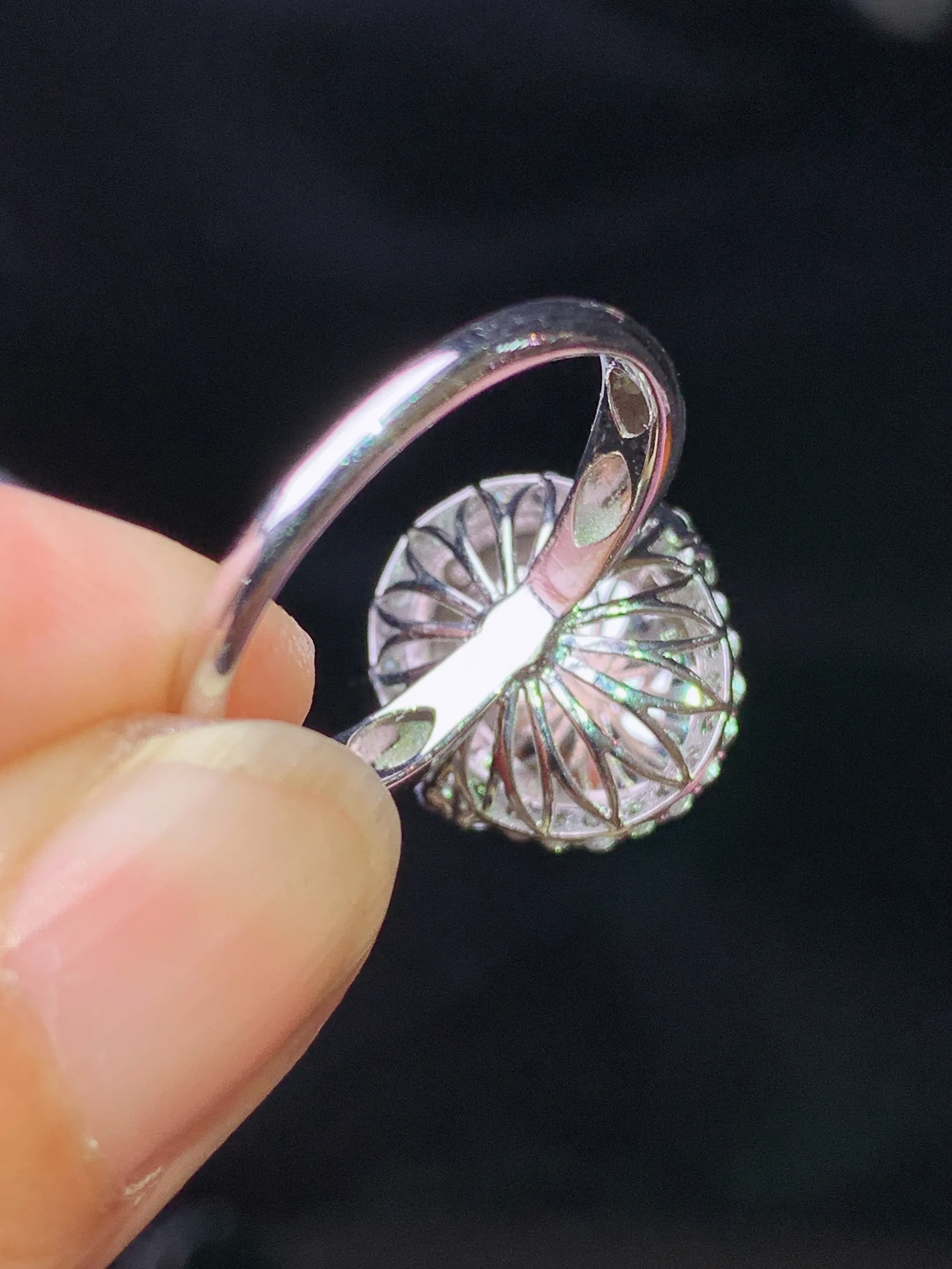 18k金钻镶嵌翠绿蛋面戒指  玉质细腻 色泽清新艳丽 圈口13.5 整体尺寸14.3*13.5*9.5