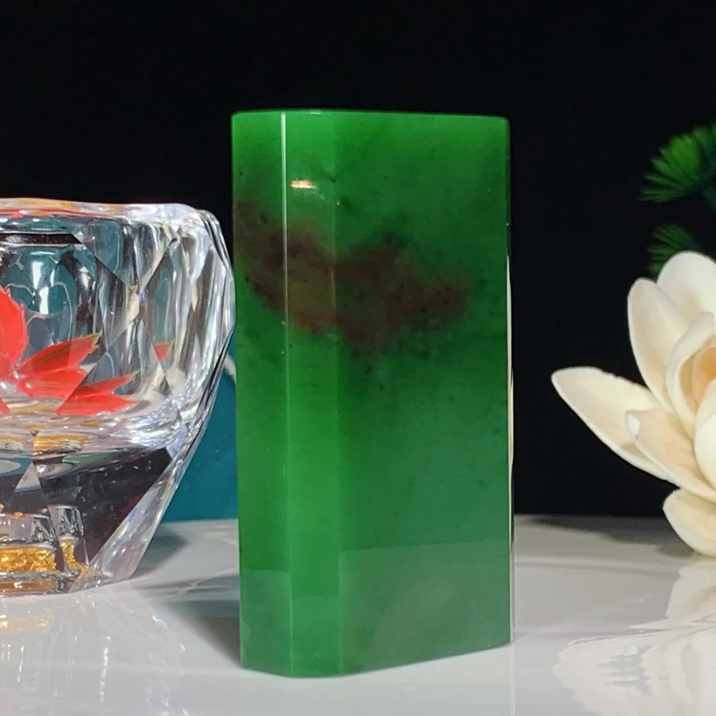 和田玉七号矿红皮料阳绿俄罗斯碧玉平安无事牌挂件。尺寸56/32/11.5重60克 无裂无杂 玉质细腻油润 底色纯净 脂粉好，品质好。lt251231