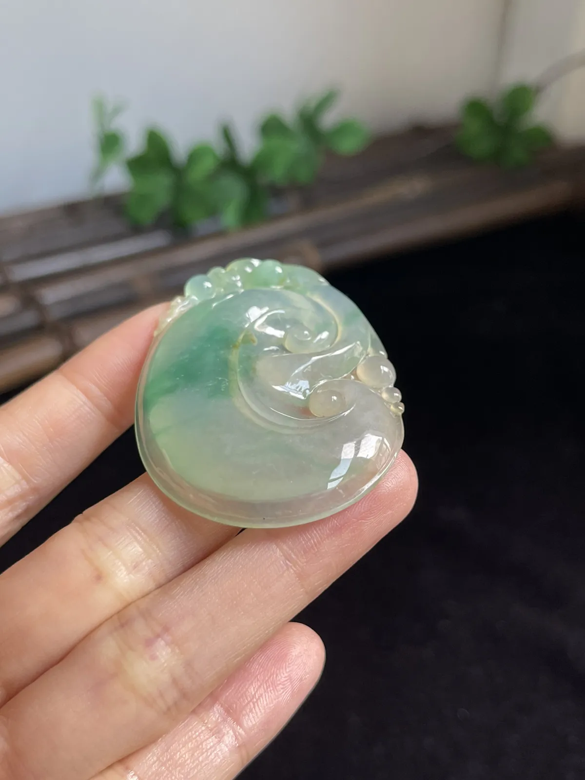 翡翠冰糯种飘绿如意