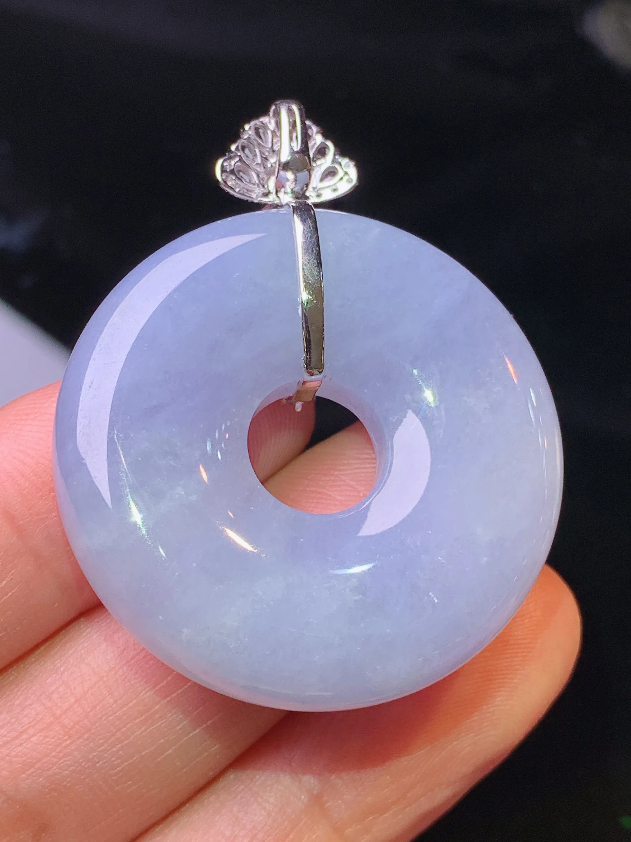 18k金钻镶嵌紫罗兰平安环吊坠 玉质细腻 色泽清新艳丽 整体尺寸42.6*33.7*8.3