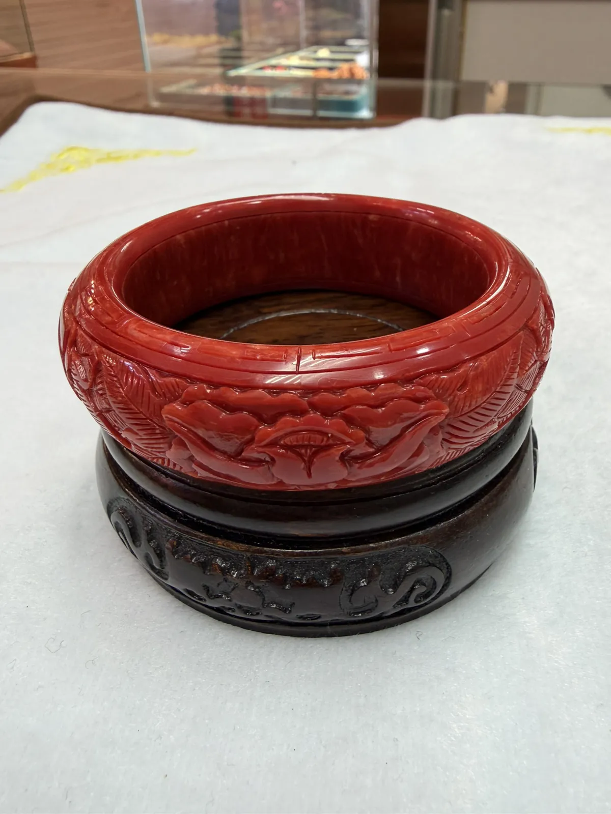 【深红珊瑚花开手镯】经典老款，深雕花开富贵，精选意大利沙丁大料，釆用台湾先进拼接技术，不是粉压制造！上手效果霸气，圈口内径56mm,宽20.1mm,厚11mm!重量63.85克！寓意守着富贵人生，美好的幸福生活！