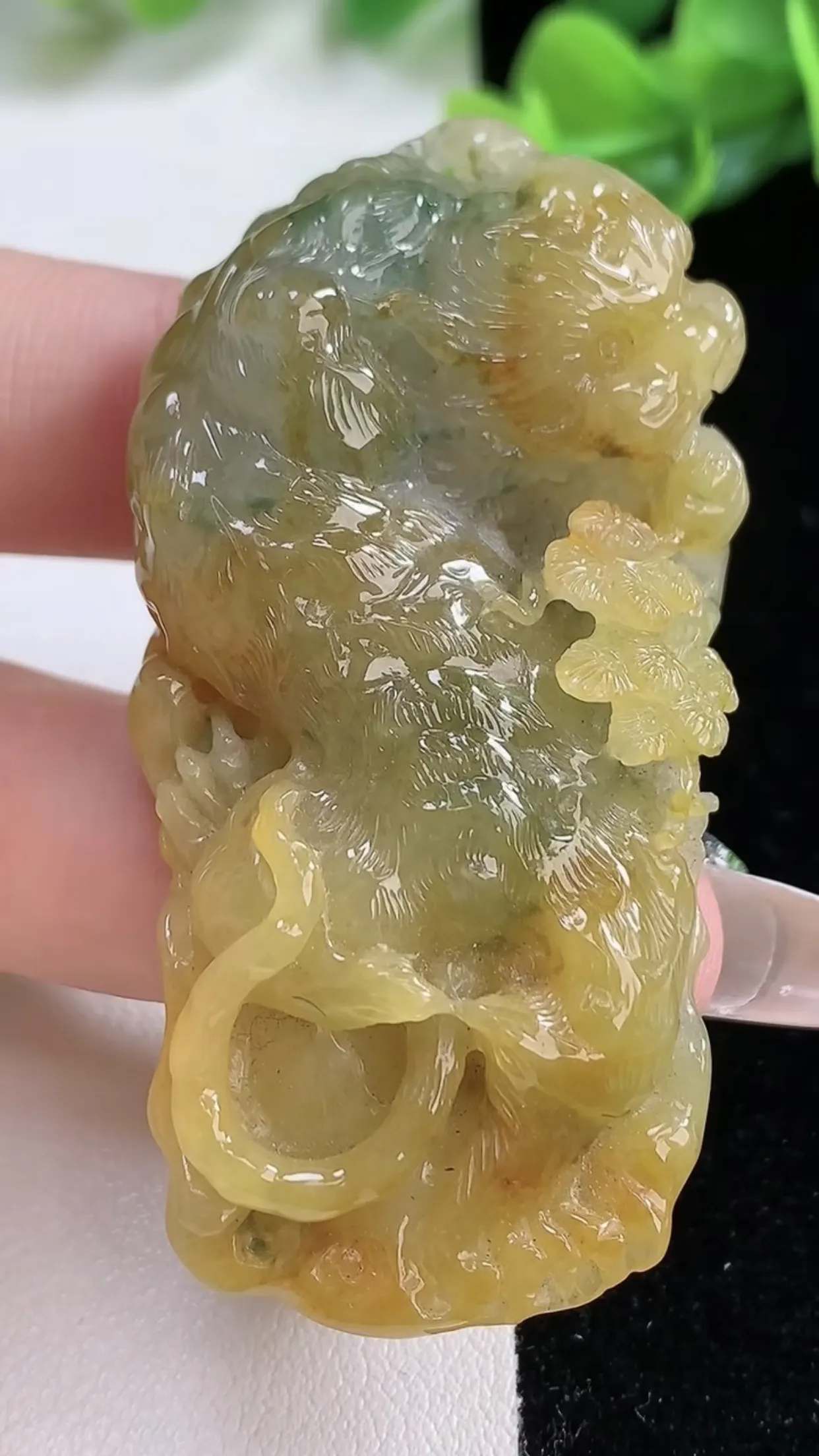 缅甸天然翡翠a货 老坑料起胶冰种 黄翡飘花生肖虎 虎牌吊坠 虎虎生威 玉质细腻 色泽鲜艳 种老起荧光 尺寸58.4-29.7-14mm  y  36.37