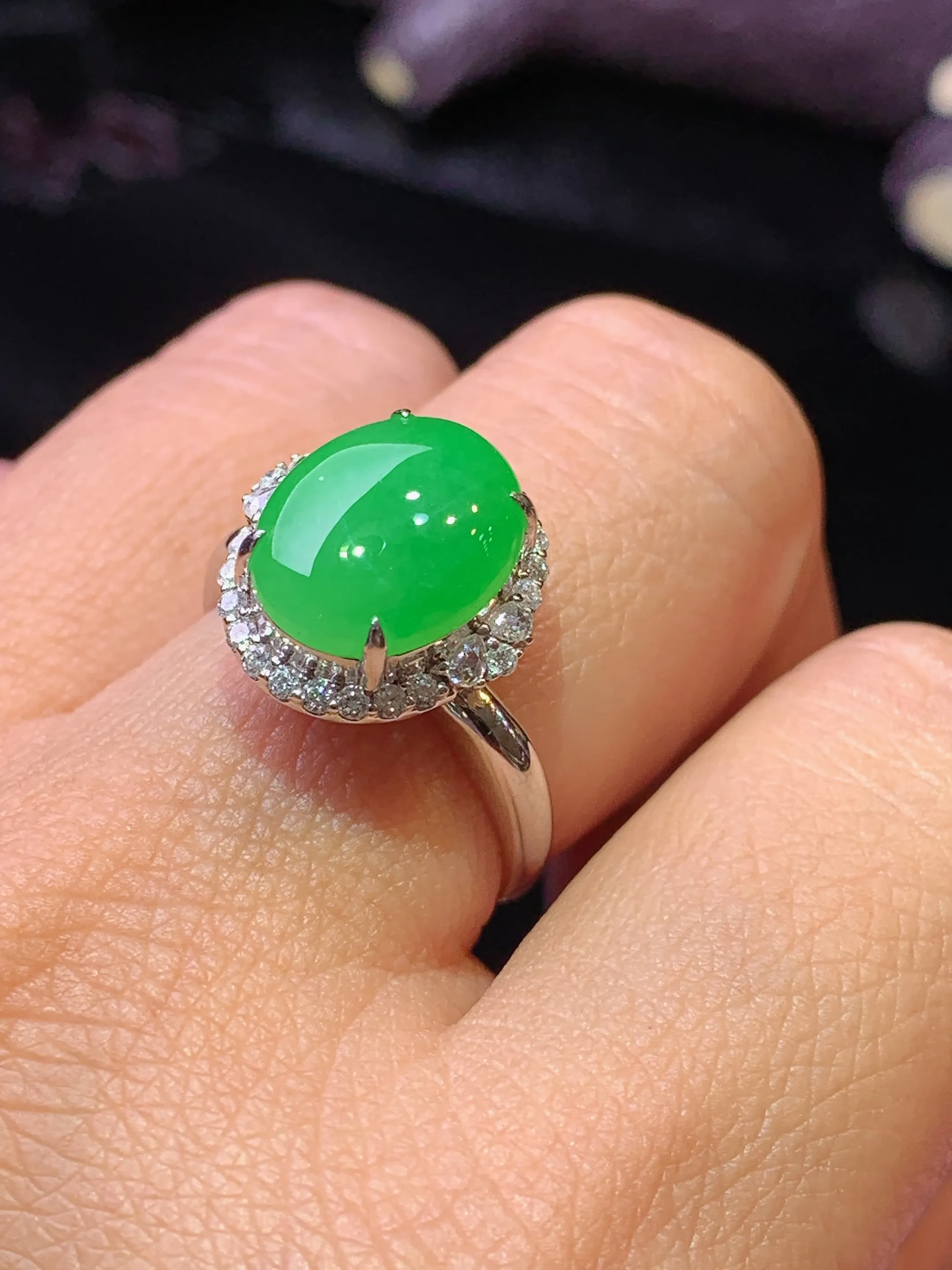 18k金钻镶嵌翠绿蛋面戒指  玉质细腻 色泽清新艳丽 圈口13.5 整体尺寸14.3*13.5*9.5