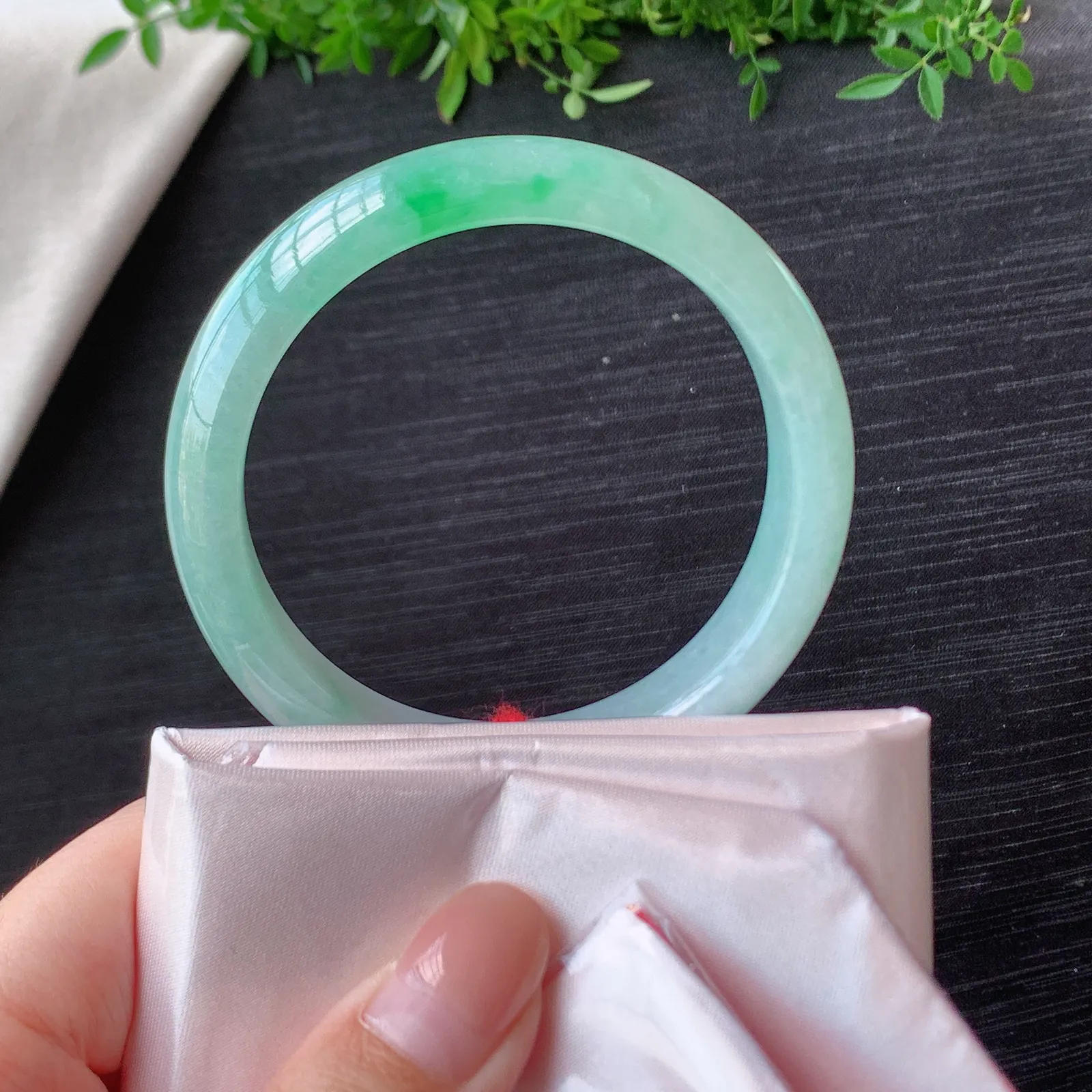 ️53.7圈口冰阳绿正圈手镯，细腻水润，颜色漂亮，卡53.7-13-7.5