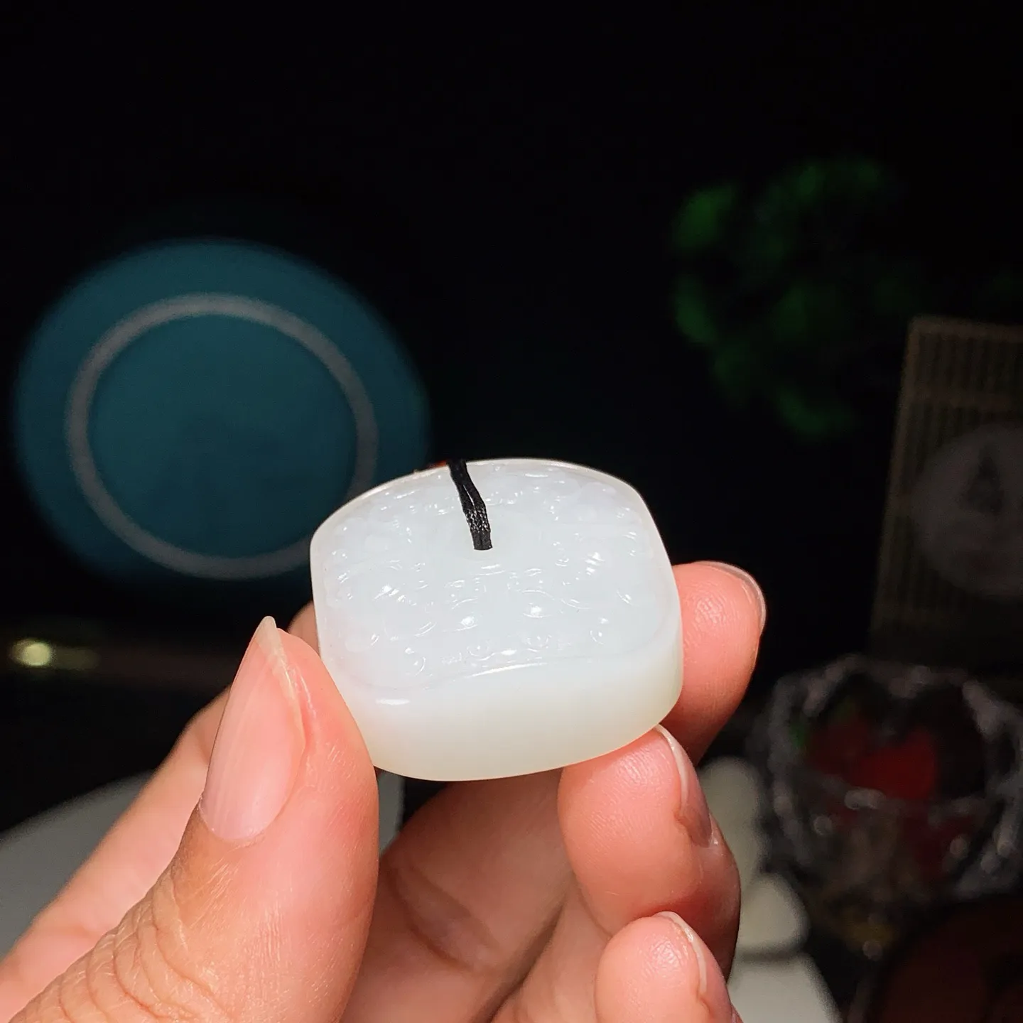 和田玉白玉回纹四方平安扣玉棕挂件。尺寸28/16重25.5克 无裂无杂 玉质细腻油润 底色纯净 脂粉好，品质好。lt251231