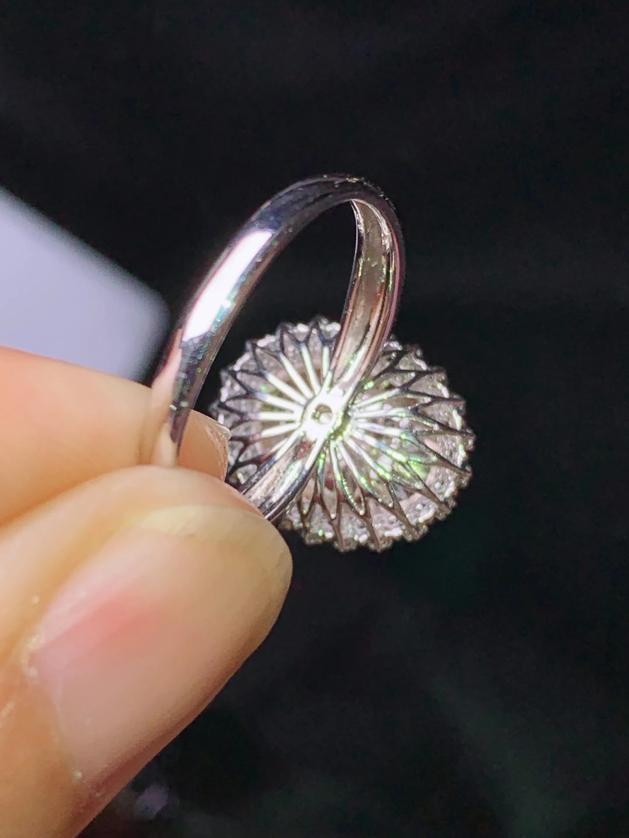 18k金钻镶嵌翠绿蛋面戒指 玉质细腻 色泽清新艳丽 圈口13.5 整体尺寸14.6*12*9.6