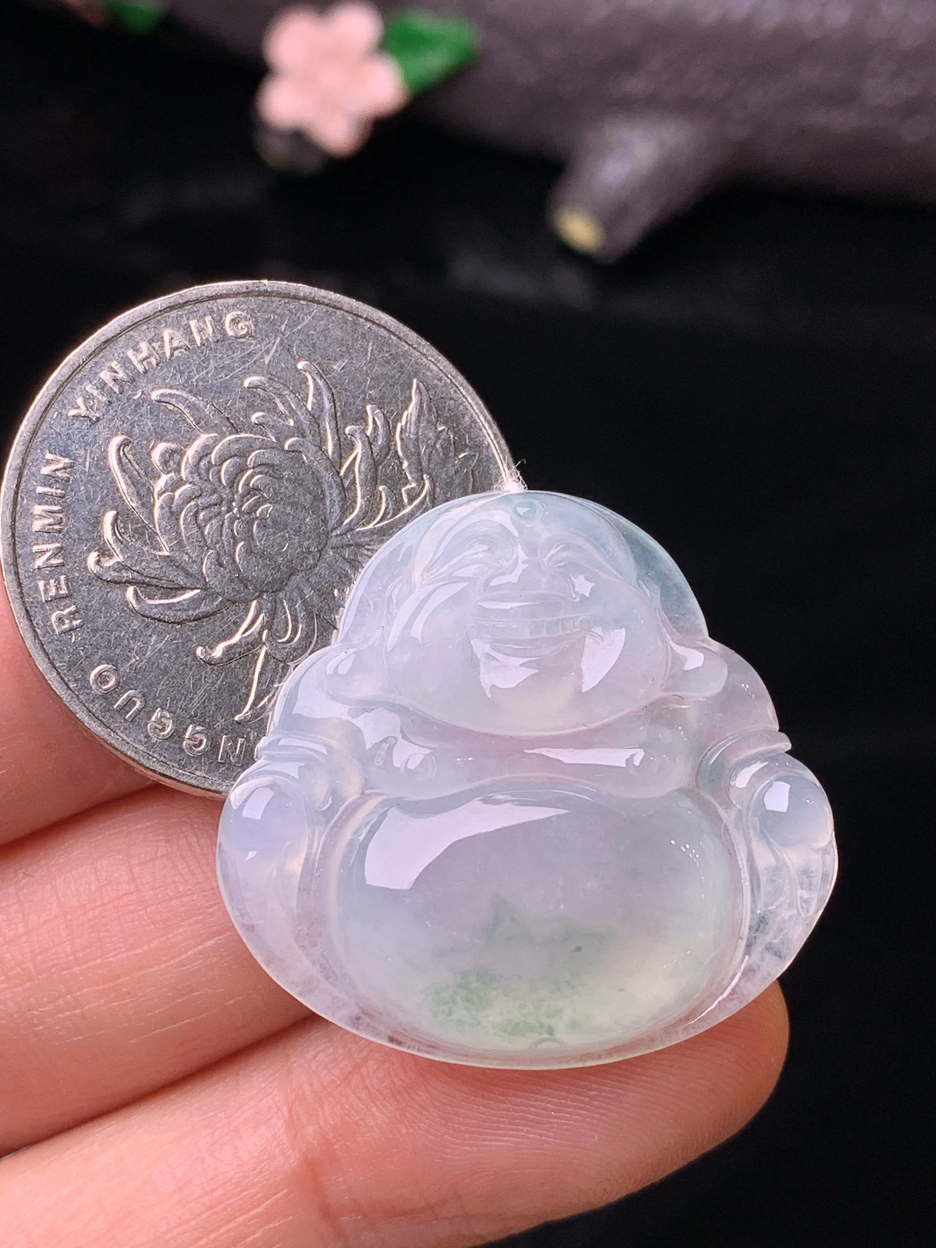 冰种佛公飘绿吊坠 玉质细腻 色泽清新艳丽 整体尺寸26.6*28*5