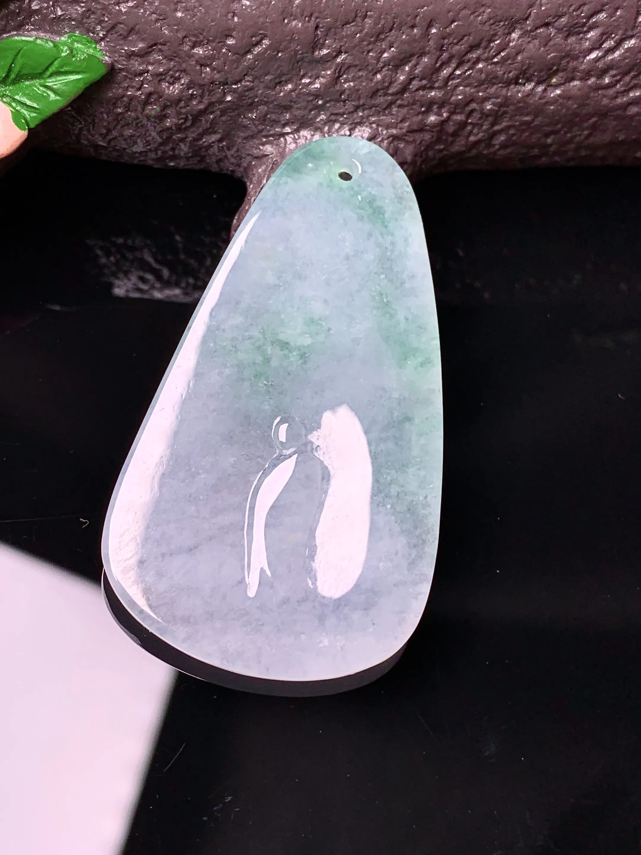 冰种飘绿悟道吊坠 玉质细腻 色泽清新艳丽 整体尺寸42.5*24.3*2.7