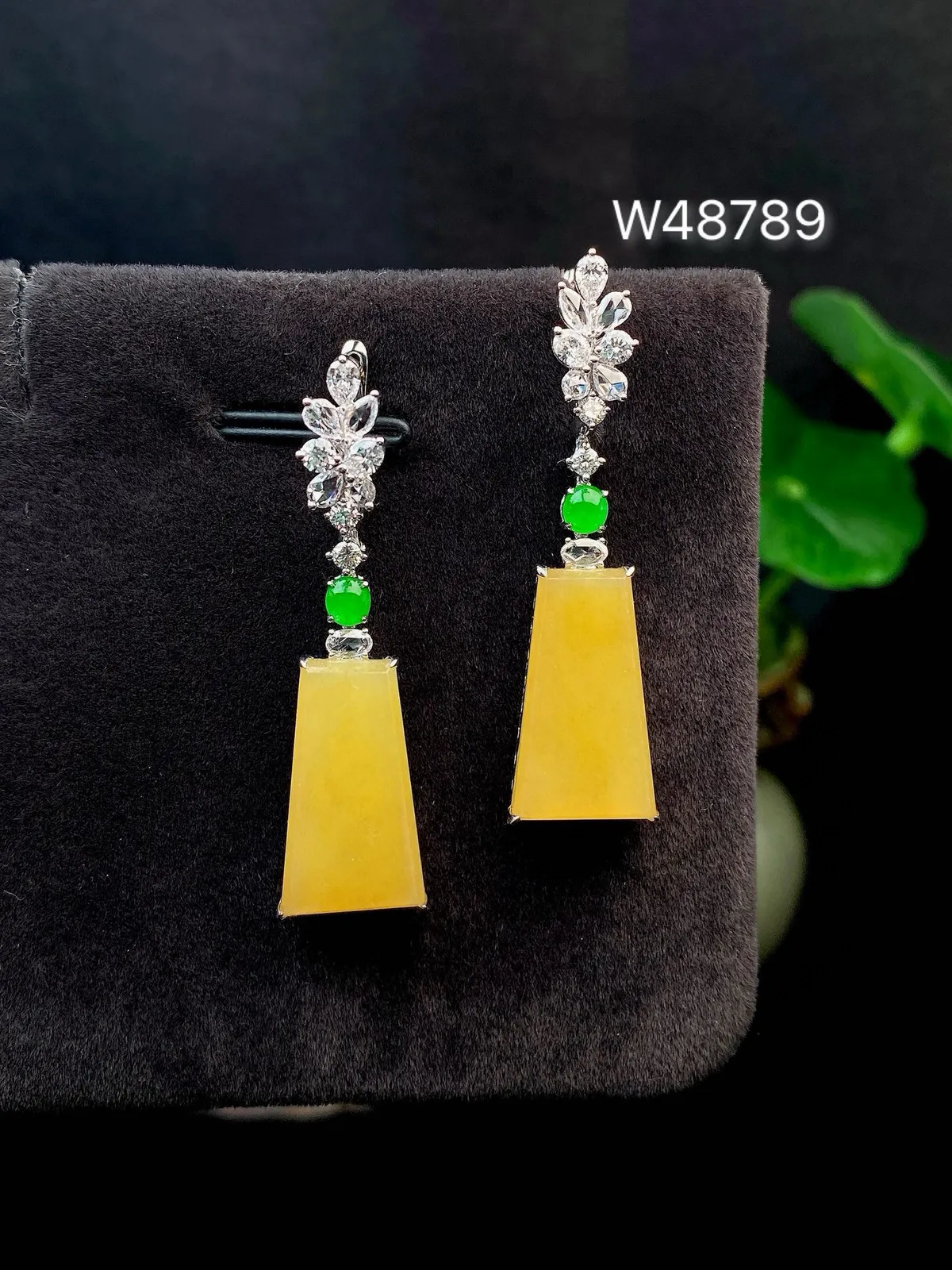 【冰种黄翡无事牌耳坠】质地细润，起刚起荧光，18K金钻镶嵌，裸石尺寸18*10*2.7毫米