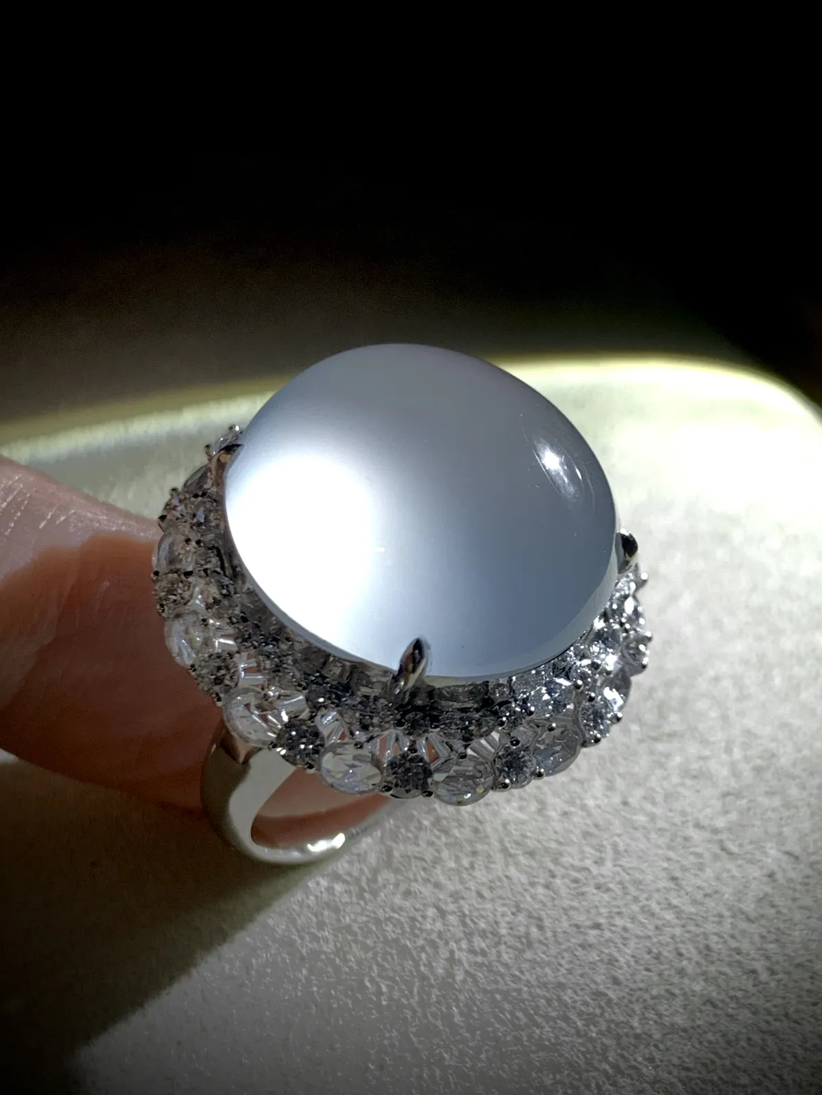 白冰大蛋面戒指，裸石20.5-20-9.5mm，
台面整体27-26.2-17.5mm，15#，
18K金，南非钻，16.32g，
