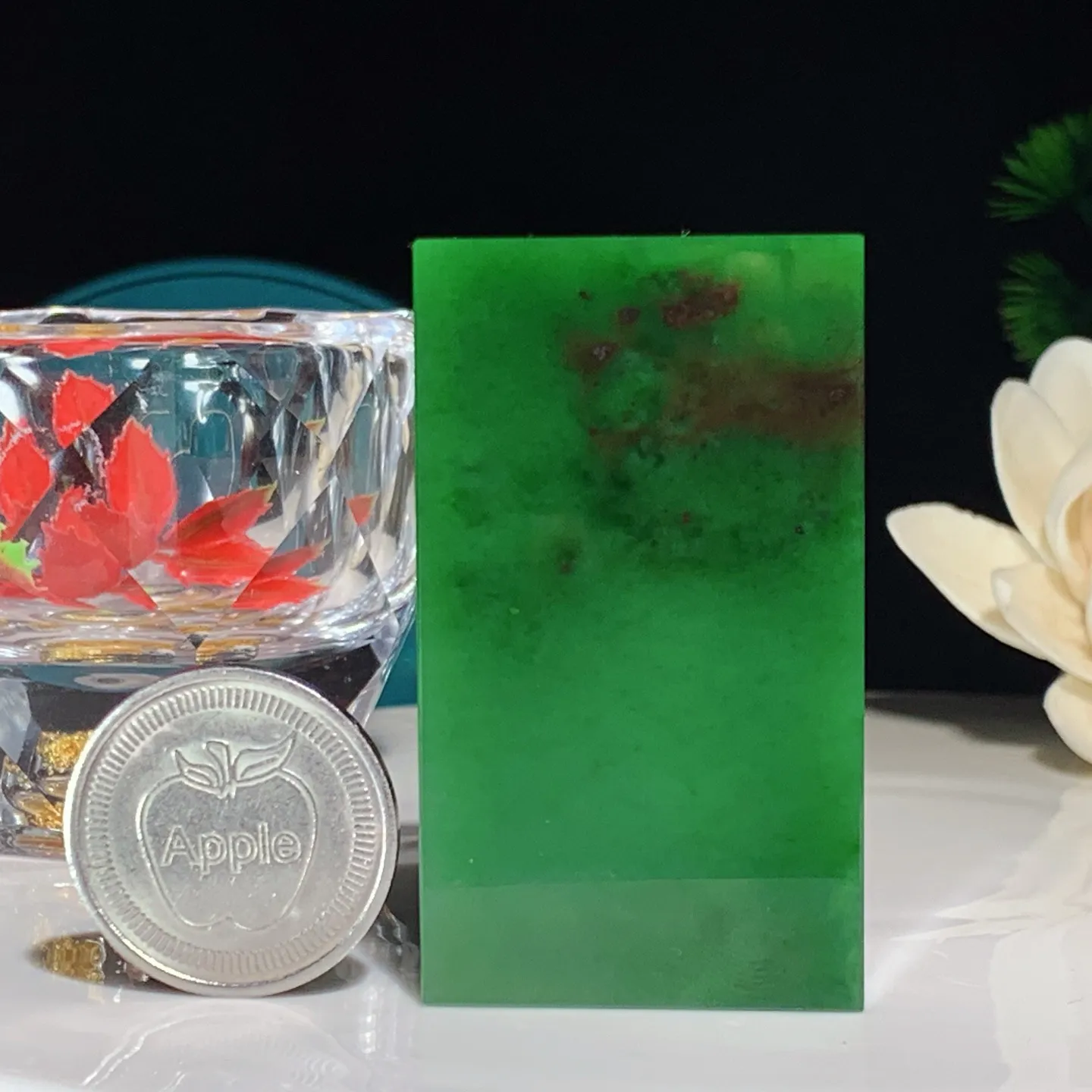 和田玉七号矿红皮料阳绿俄罗斯碧玉平安无事牌挂件。尺寸56/32/11.5重60克 无裂无杂 玉质细腻油润 底色纯净 脂粉好，品质好。lt251231