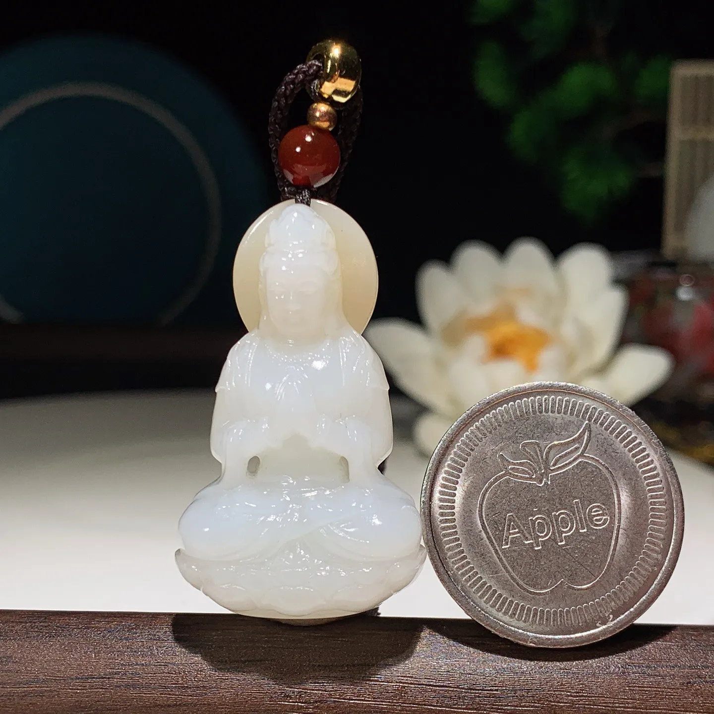 新疆和田玉且末糖立体坐莲观音挂件。尺寸40/24/15重20克 无裂无杂 玉质细腻油润 底色纯净 脂粉好，品质好。lt251231