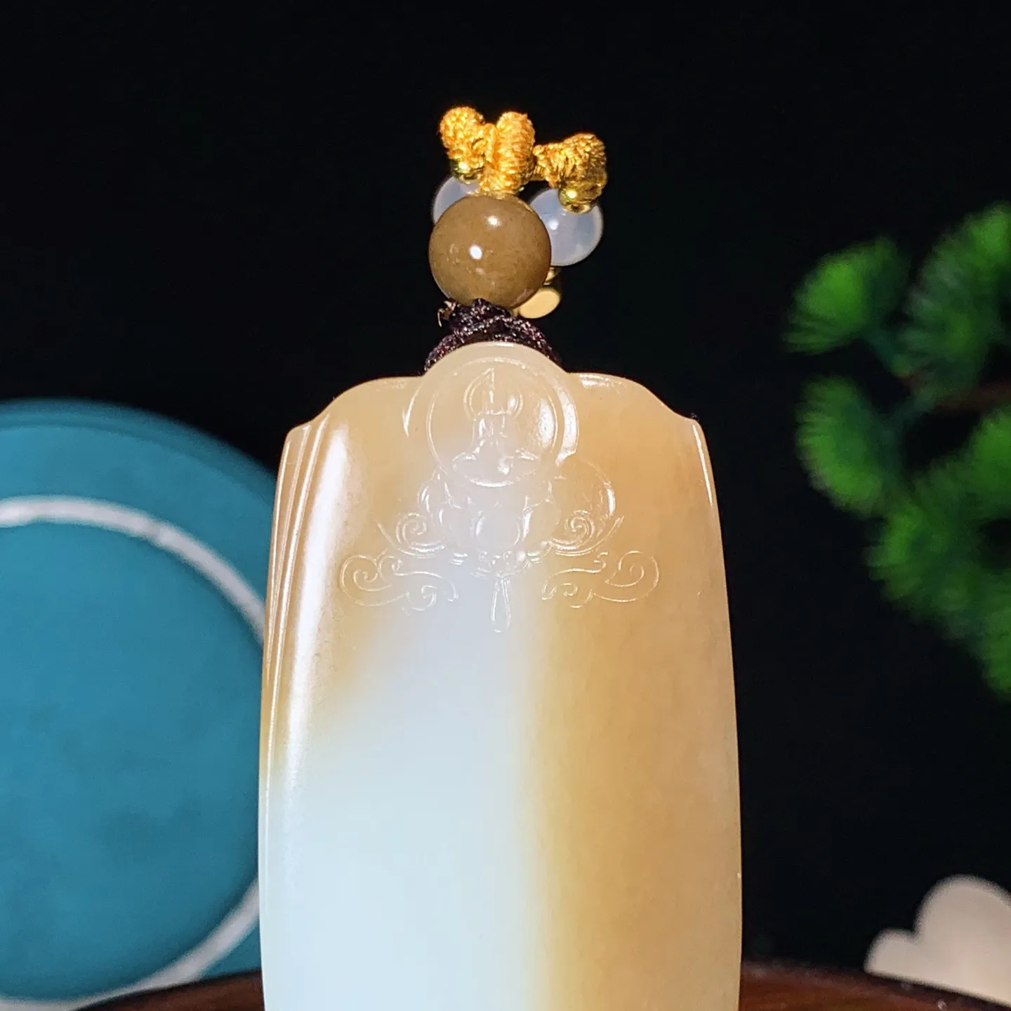 新疆和田玉且末糖平安无事牌挂件。尺寸53/31/9重40.4克 无裂无杂 玉质细腻油润 底色纯净 脂粉好，品质好。lt251231