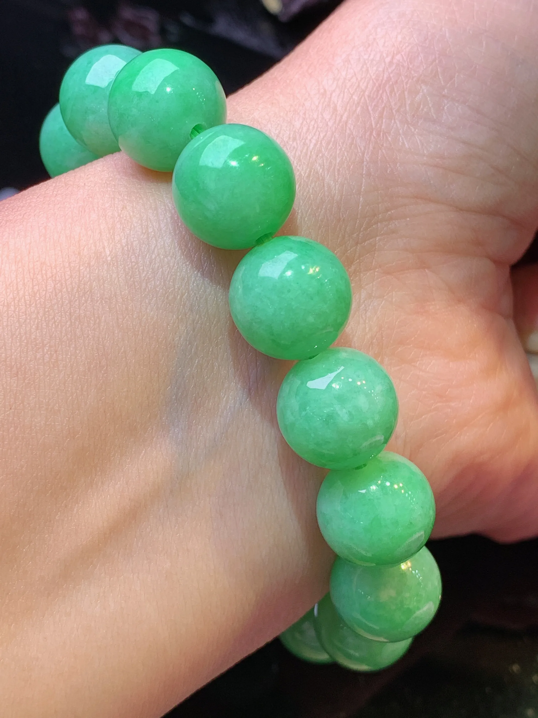 翠绿圆珠手链 玉质细腻 色泽清新艳丽 整体尺寸12.5